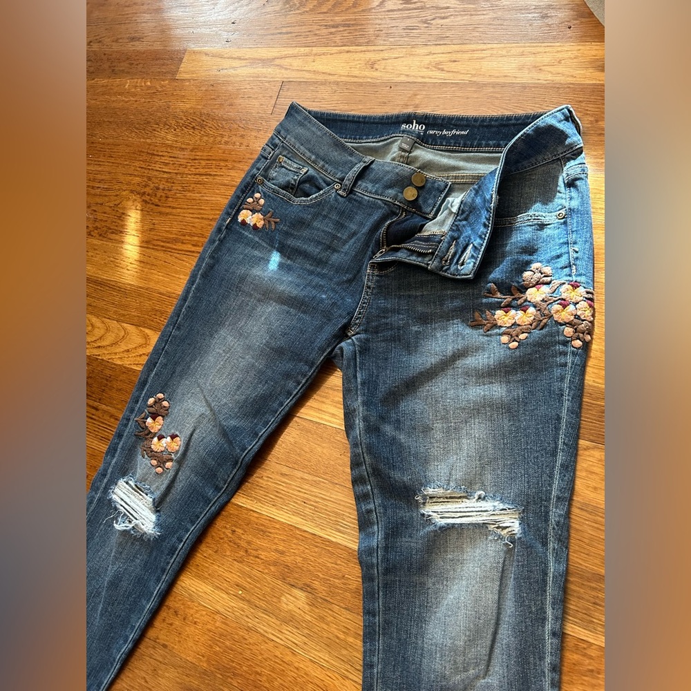 Soho Floral Embroidered Jeans New York and Company
Sz. 4 ladies denim
Like new!
